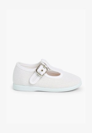 Białe buty typu Mary Jane z teksturowaną siateczkową cholewką, okrągłym noskiem i srebrną klamrą jako zapięcie, na jasnoniebieskiej podeszwie.