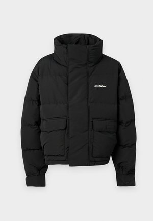 Svarte boblejakke med høy krage, to frontlommer og glidelås. Har en jevn tekstur og minimal merkevare på brystet.