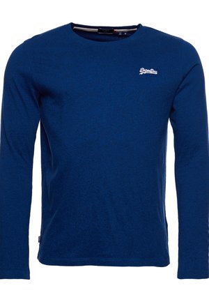 Modré tričko s dlouhým rukávem z měkké látky, s kulatým výstřihem a malým bílým logem na hrudi. Hladká textura, neformální design.