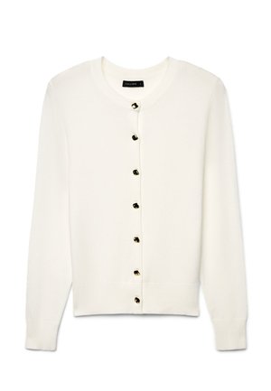 Cardigan en maille blanche à manches longues avec col rond et sept boutons décoratifs noirs et dorés sur le devant.