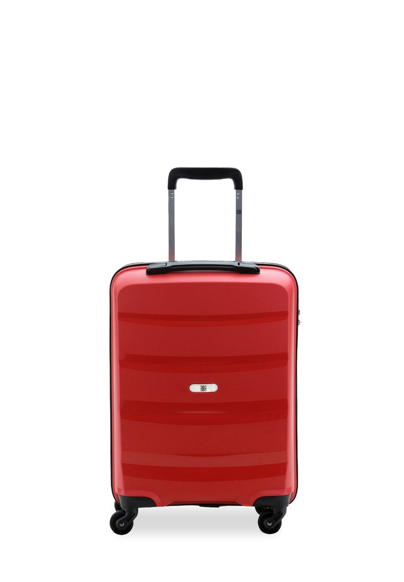 Maleta roja de carcasa rígida con ranuras horizontales, manija retráctil y cuatro ruedas negras. Presenta un logo plateado en la parte frontal.