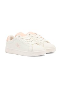 Sneaker bianche con tomaia liscia sintetica, dettagli rosa sul tallone e logo sul lato. Presentano lacci piatti e punta arrotondata.