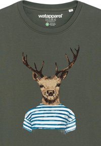 Olivenfarbiges T-Shirt mit einem Grafikdesign eines Rehs mit Geweihen, das ein blau-weiß gestreiftes Hemd trägt. Weicher Stoff, lässiges Design.