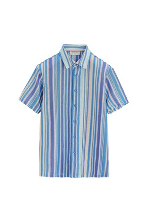 Chemise à manches courtes boutonnée avec des rayures verticales pastel bleu, vert, rose et blanc, et un col pointu.