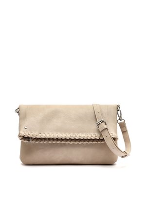 Bež kožna torbica sa pletenim obrubom, preklopnim poklopcem i podesivim remenom za rame s metalnom kopčom i kopčanjem.