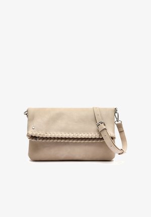 Beige leren clutch met gevlochten rand, omslagflap en verstelbare schouderriem met metalen gesp en sluiting.
