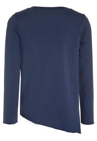 Námořnická modrá dlouhá košile s dlouhým rukávem, vyrobená z bavlny, s asymetrickým střihem a kulatým výstřihem. Hladká textura, bez vzorů nebo akcentů.