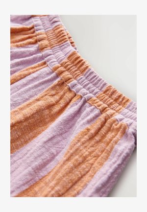 Bombažna kratka hlače z izmeničnimi sivke in oranžnimi črtami. Imajo elastičen pas z ribastim vzorcem za udobje.