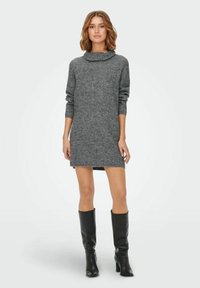 Rochie tricotată gri, cu decolteu tip cowl și mâneci lungi, având o siluetă ajustată și un finisaj ușor texturat.