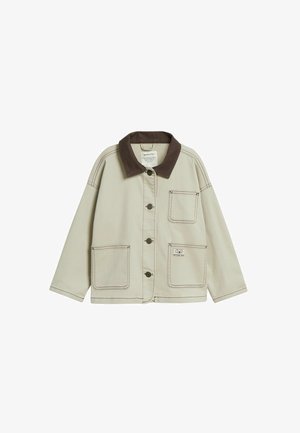 Beige jas met donkergroene kraag, vier knopen, drie voorzakken en zichtbare stiksels op een effen witte achtergrond.