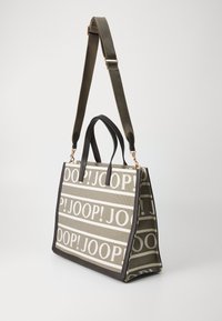 Canvasowa torba na ramię w beżowo-oliwkowy paskowany wzór, z logo "JOOP!". Czarna skórzana wykończenia i odpinany zielony pasek.