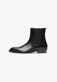 Botines de cuero negro hasta el tobillo con paneles laterales elásticos, punta redonda y un tacón bajo en bloque. Textura suave con un diseño minimalista.