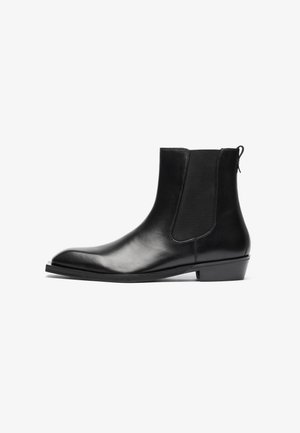 Botines de cuero negro hasta el tobillo con paneles laterales elásticos, punta redonda y un tacón bajo en bloque. Textura suave con un diseño minimalista.