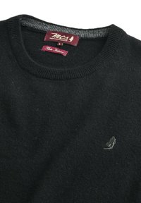 Maglione nero in lana con scollo rotondo a costine. Presenta un logo ricamato discreto sul davanti e una fodera interna del colletto grigia. Taglia L.