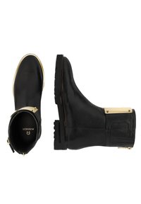 Mustat nahka nilkkurit kultaisilla yksityiskohdilla, pyöreä kärki, teksturoitu pohja ja sivuvetoketju. Ominaisuuksiin kuuluu sileä pinta ja pieni korko.