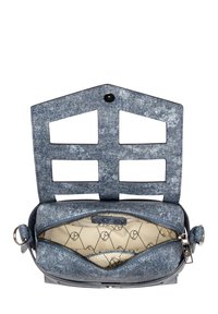 Denim-Crossbody-Tasche mit strukturiertem Design, offener Oberseite, Innenfach mit Reißverschluss und beigem, gemustertem Futter. Silberne Hardware-Details.