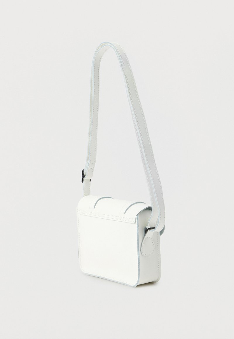 Borsa a tracolla in pelle bianca con forma rettangolare, chiusura a patta e tracolla regolabile su sfondo uniforme.