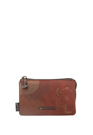 Pochette rettangolare marrone con zip, con motivi a puntini, figura di ragazza in rilievo e charm a forma di mongolfiera sulla zip, su sfondo bianco.