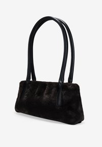 Bolso de piel sintética negra con dos asas de cuero negro. Forma rectangular con una textura suave y detalles recogidos en la parte frontal.