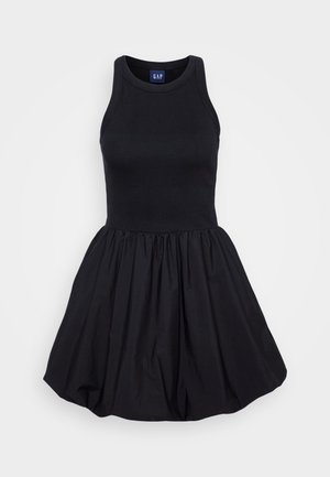 Robe noire sans manches avec un haut ajusté à côtes et une jupe évasée et froncée, fabriquée en tissu léger. Design simple et polyvalent.