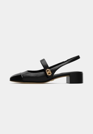 Schwarze Leder-Slingback-Schuh mit runder Spitze, ausgestattet mit einer glänzenden Kappe und einem goldenen Akzent am Riemen, gesichert mit einem kleinen Blockabsatz.
