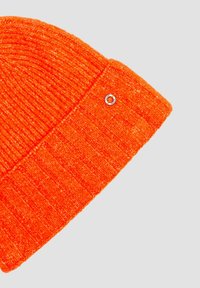 Oranje gebreide beanie met ribbelstructuur. Heeft een omgeslagen ontwerp en een klein metallic logo accent. Zacht, warm materiaal.