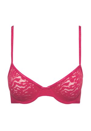 Soutien-gorge en dentelle rose avec armatures, doté de fines bretelles ajustables, d'un motif texturé ressemblant à des rayures et d'un logo détaillé le long de la bande.