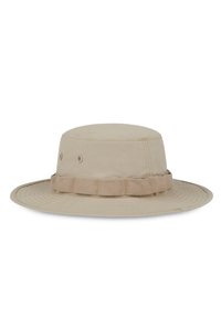 Beige bred med vid skygge laget av stoff, med et strukturert bånd rundt krone og sydd detaljer langs skyggens kant. Ingen ekstra utsmykninger.