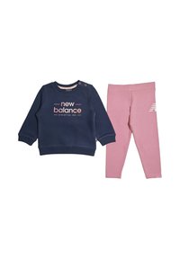 Felpa navy con scollo a girocollo, logo "new balance" stampato e bottoni sulle spalle, abbinata a leggings rosa con un accento logo.
