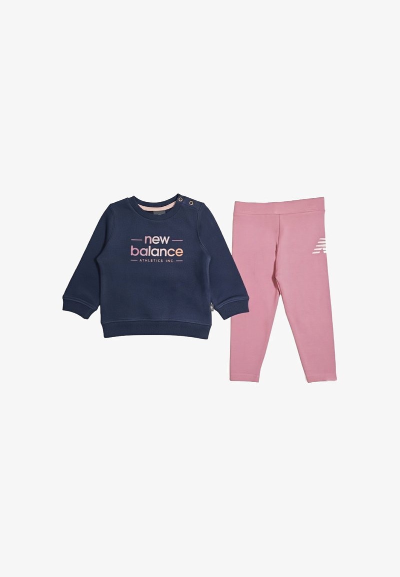 Felpa navy con scollo a girocollo, logo "new balance" stampato e bottoni sulle spalle, abbinata a leggings rosa con un accento logo.