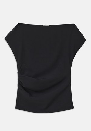 Zwarte off-shoulder top met korte mouwen, voorzien van een verzameld zijdetail en een gladde, rekbare stof. Open halslijn met een subtiele sluiting.