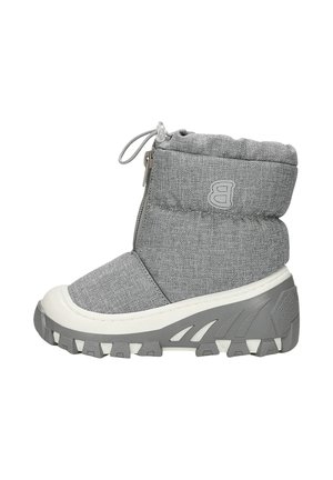Šedá textilní bota s polstrovaným horním dílem, postranním zipem, bílou mezipodešví a texturovanou šedou podešví s drážkami a protiskluzovými detaily.