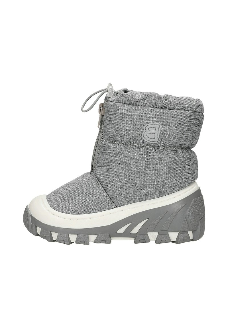 Šedá textilní bota s polstrovaným horním d�ílem, postranním zipem, bílou mezipodešví a texturovanou šedou podešví s drážkami a protiskluzovými detaily.
