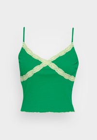 Top de alças canelado verde com detalhes em renda verde claro cruzando sobre o busto. Apresenta alças finas e um acabamento em forma de onda na barra.