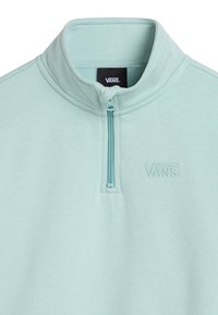Pistolově zelený pulovr na půl zip vyrobený z měkké tkaniny, s vyšitým logem Vans a strukturovaným límcem. Hladké zapínání na zip.
