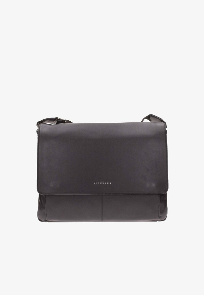 Sac besace en cuir noir avec une finition lisse, fermeture à rabat, bandoulière réglable et nom de marque embossé à l'avant.