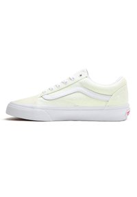 Sneaker bianco con tomaia in tessuto iridescente, dotata di accenti in pelle bianca e suola in gomma. Design con striscia laterale e chiusura con lacci.