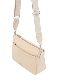 Beige Leder Umhängetasche mit strukturierter Oberfläche, ausgestattet mit einem Reißverschluss, verstellbarem Tragegurt mit Logomuster und silbernen Hardware-Akzenten.