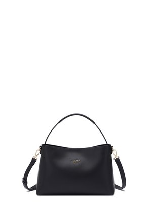 Bolso de cuero negro con logo dorado, asa superior sencilla y correa de hombro desmontable sobre fondo blanco.