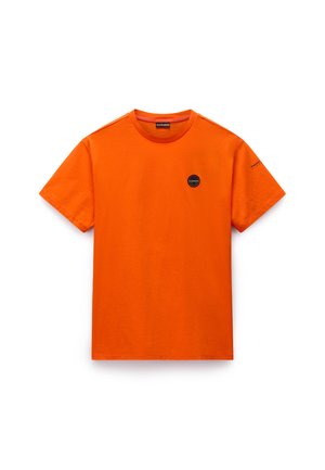 T-shirt z krótkim rękawem i okrągłym dekoltem w jaskrawym oranżowym kolorze, z okrągłą czarną naszywką logo na lewej piersi oraz minimalnymi detalami stwórczymi.