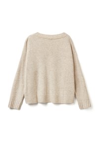 Beige pletený svetr s uvolněným střihom. Hladké manžety a lem, se zaobleným výstřihem a strukturovanými detaily na rukávech.