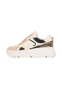 Zapatillas beige y negras con un diseño texturizado, que cuentan con un acento plateado brillante y una suela blanca gruesa. Materiales de gamuza y sintéticos utilizados.
