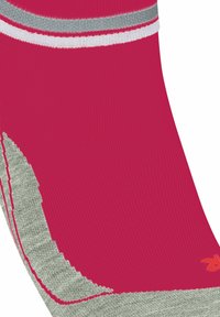 Różowa skarpetka sportowa z szarymi teksturowymi akcentami i czerwonym logo. Posiada dwa białe paski blisko górnej krawędzi. Wykonana z oddychającego materiału.