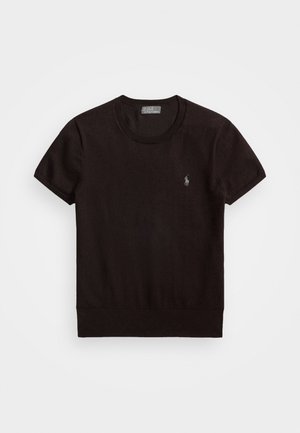 Camiseta negra de manga corta hecha de una tela suave, con un cuello redondo y un pequeño logo bordado en el lado izquierdo del pecho.