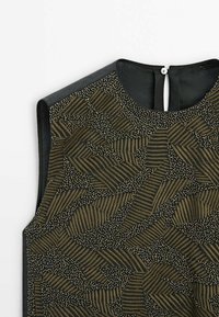 Robe sans manches sombre avec des motifs de feuilles rayés texturés en vert olive et noir, ornés de petits accents de perles blanches, fermeture par bouton au dos du col.