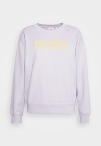 Fioletowa bluza z logo "LEVI'S" w kolorze żółtym z przodu, z prążkowanym dekoltem typu crew i mankietami, o luźnym kroju i miękkim, polarowym materiale.