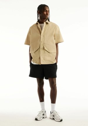 New Balance, NBX SHIFTED SHORT SLEEVE SHIRT - Kevyt takki - stoneware