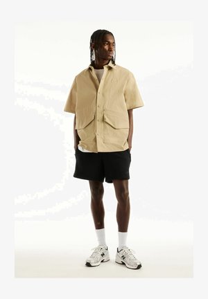 New Balance, NBX SHIFTED SHORT SLEEVE SHIRT - Kevyt takki - stoneware