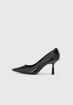 Fekete lakkbőr magassarkú cipő hegyes orral, elegáns dizájnnal és vékony tűs sarokkal, sima, fényes textúrával.