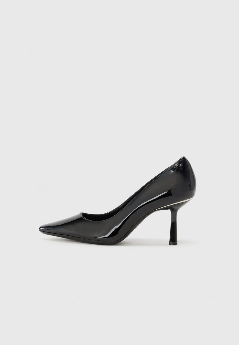 Pump de salto alto em verniz preto com bico apontado, design elegante e um salto stiletto fino, apresentando uma textura suave e brilhante.
